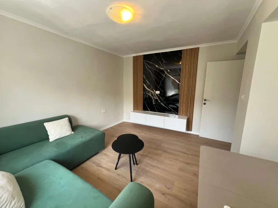 Tirane, jepet me qera apartament 1+1 Kati 3, 53 m² 400 € (Ferit Xhajko)