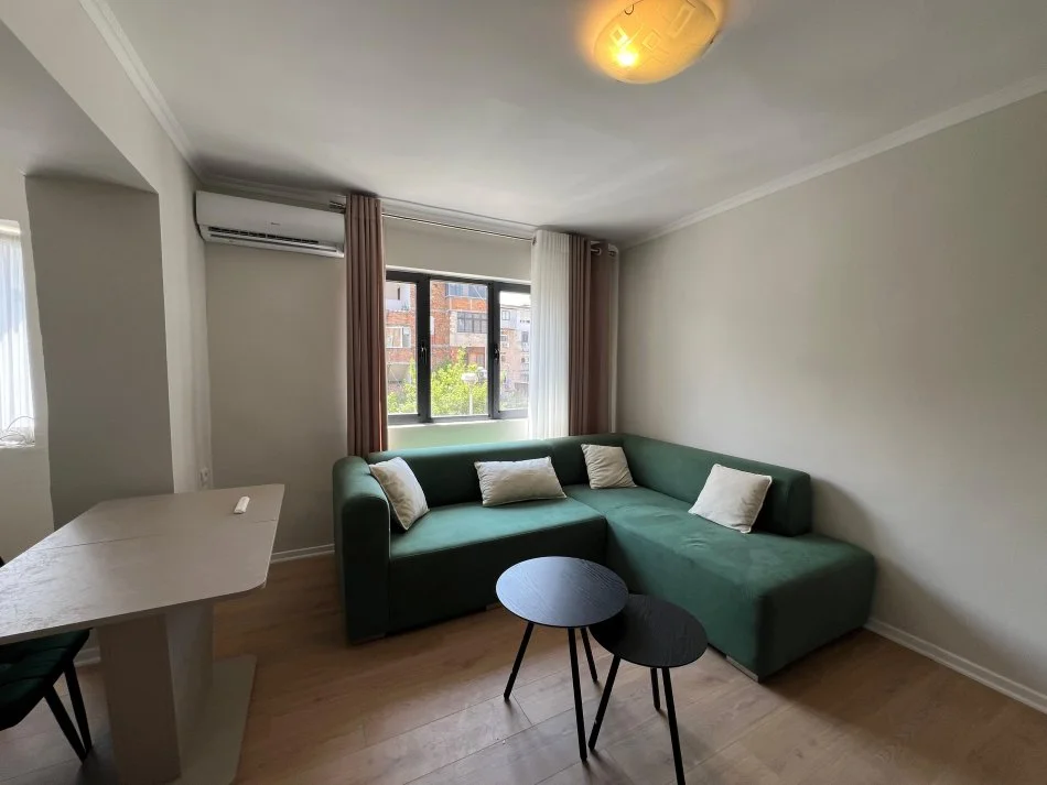 Tirane, jepet me qera apartament 1+1 Kati 3, 53 m² 400 € (Ferit Xhajko)