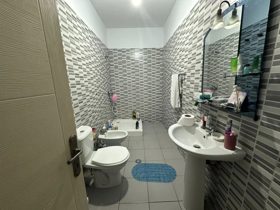 Tirane, jepet me qera apartament 1+1 Kati 3, 50 m² 50 € (Rruga Teodor Keko)