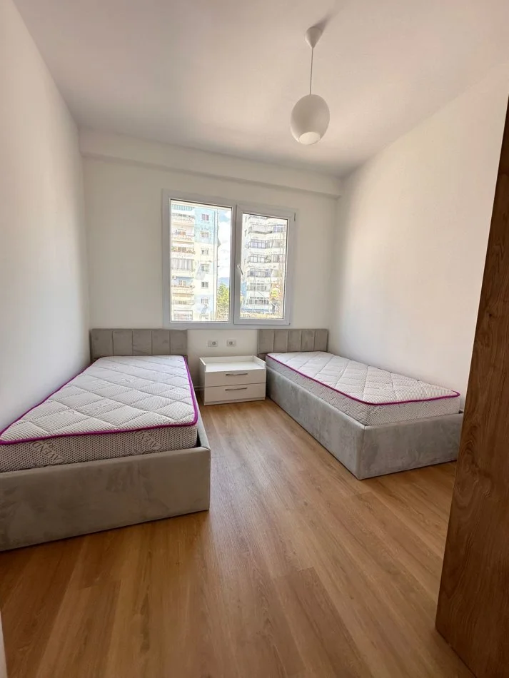 Tirane, jepet me qera apartament 2+1+Ballkon Kati 3, 86 m² 600 € (Fusha e Aviacionit)
