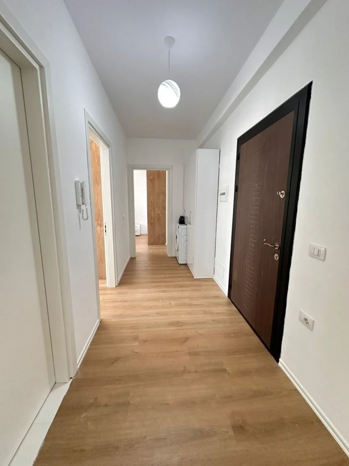 Tirane, jepet me qera apartament 2+1+Ballkon Kati 3, 86 m² 600 € (Fusha e Aviacionit)