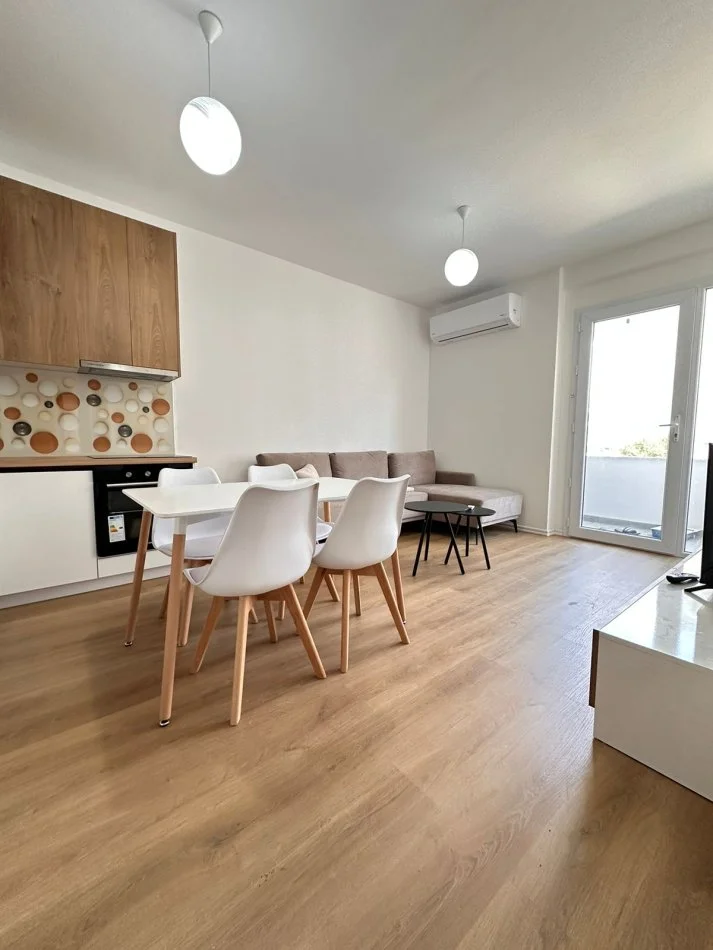 Tirane, jepet me qera apartament 2+1+Ballkon Kati 3, 86 m² 600 € (Fusha e Aviacionit)