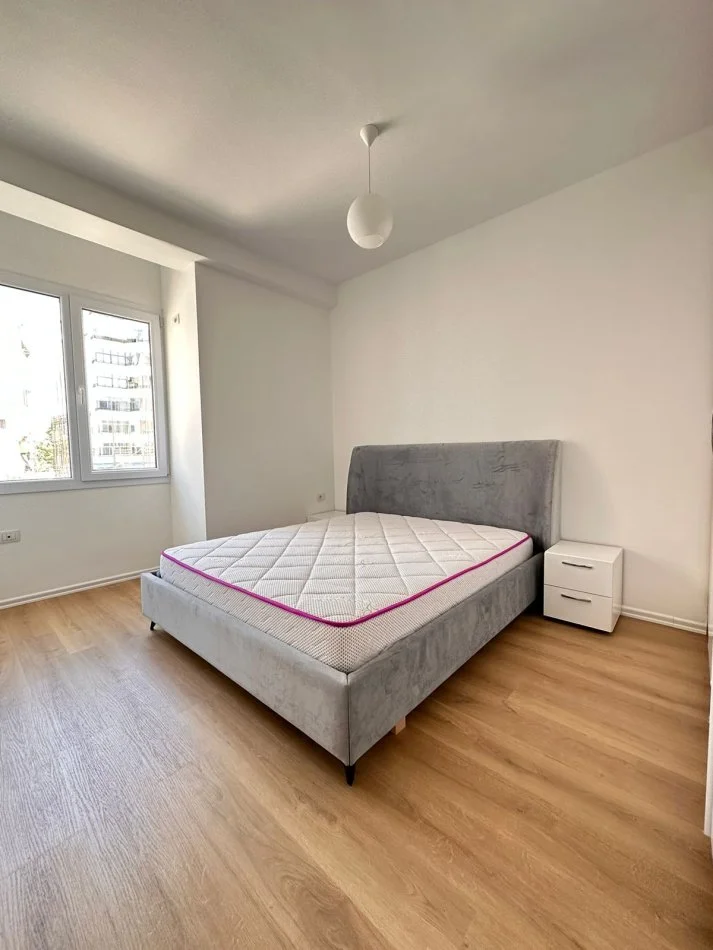 Tirane, jepet me qera apartament 2+1+Ballkon Kati 3, 86 m² 600 € (Fusha e Aviacionit)
