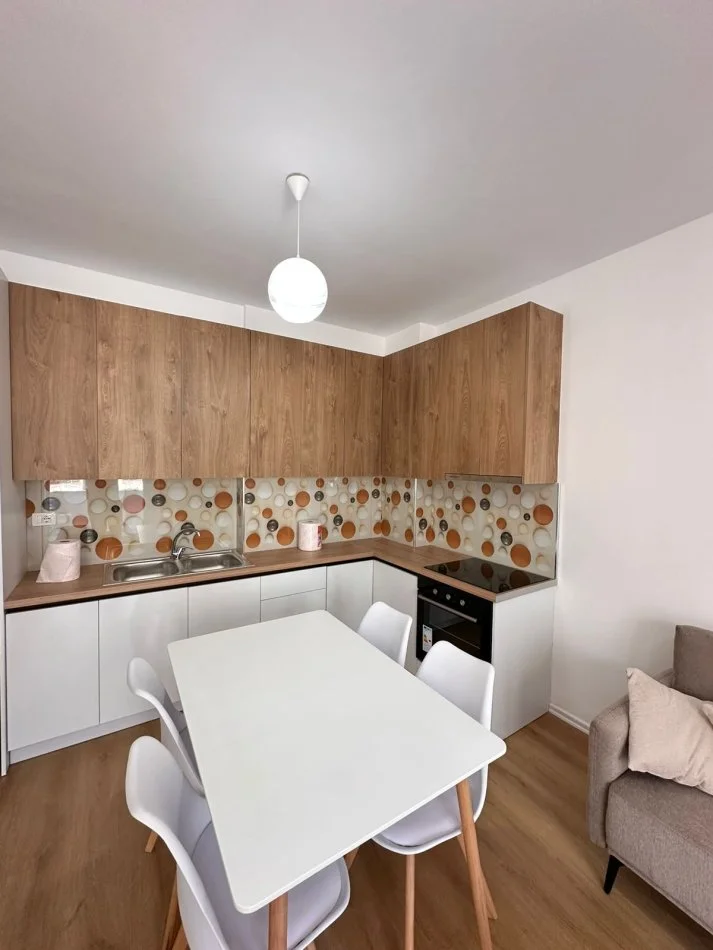 Tirane, jepet me qera apartament 2+1+Ballkon Kati 3, 86 m² 600 € (Fusha e Aviacionit)