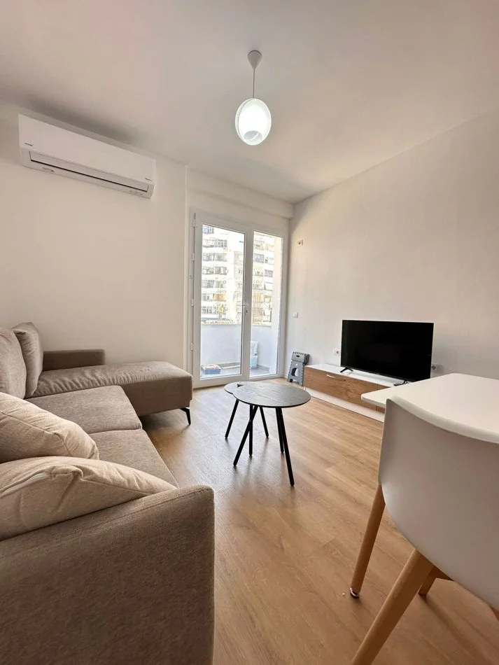 Tirane, jepet me qera apartament 2+1+Ballkon Kati 3, 86 m² 600 € (Fusha e Aviacionit)