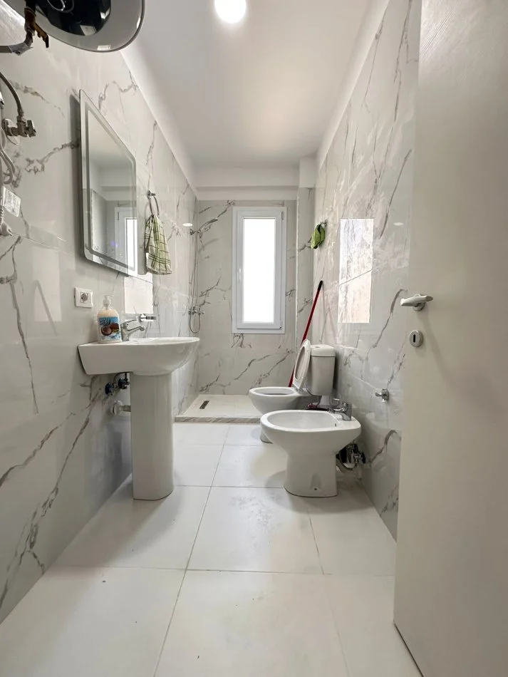 Tirane, jepet me qera apartament 2+1+Ballkon Kati 3, 86 m² 600 € (Fusha e Aviacionit)