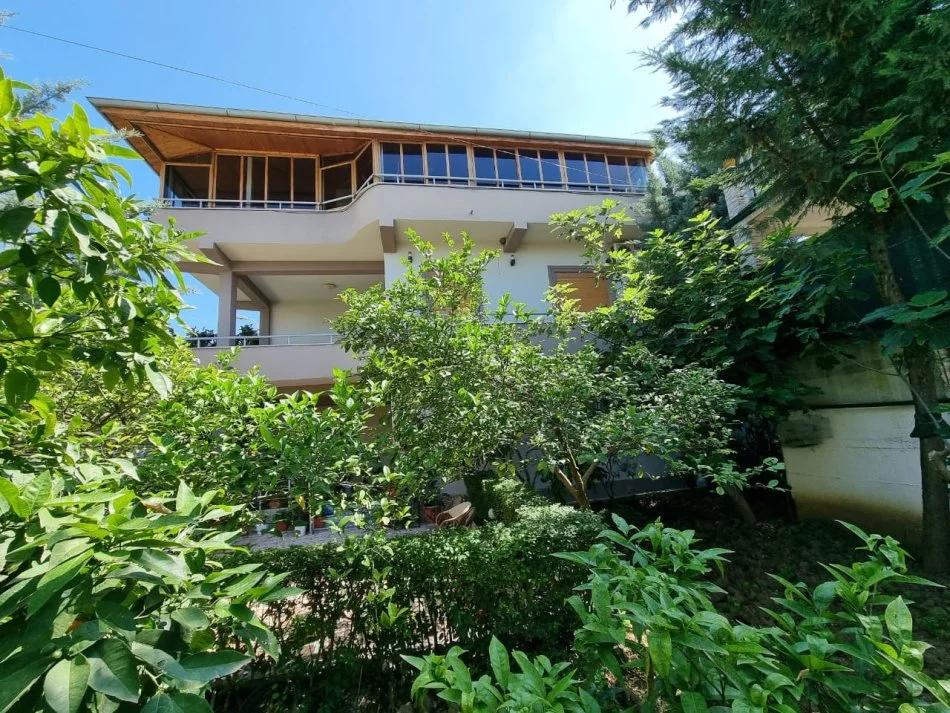 Tirane, jepet me qera ambjent biznesi , 400 m² 2.800 € (Yzberisht, Rruga Man Zurane)