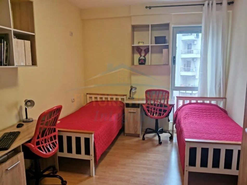 Tirane, shitet apartament 2+1 Kati 4, 95 m² 170.000 € (Rruga Kavajes)