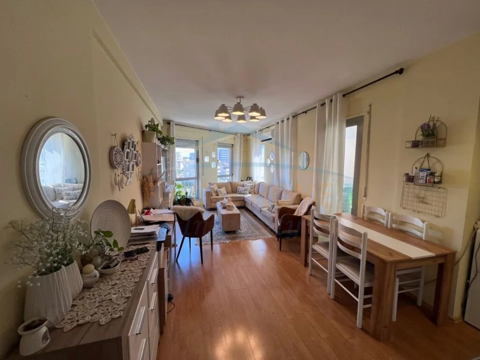 Tirane, shitet apartament 2+1 Kati 4, 95 m² 170.000 € (Rruga Kavajes)