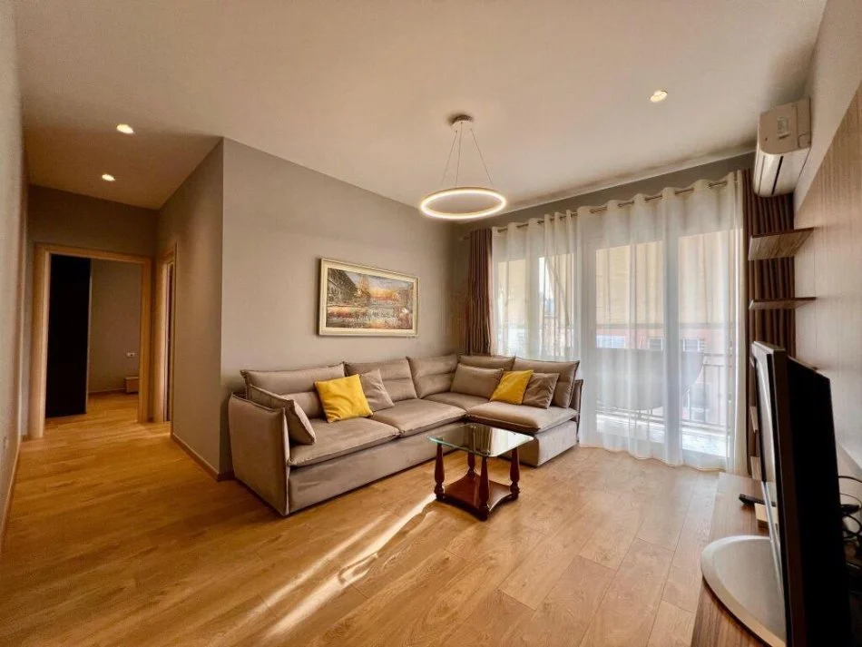 Tirane, jepet me qera apartament 2+1+Ballkon Kati 10, 90 m² 700 € (Komuna e Parisit)