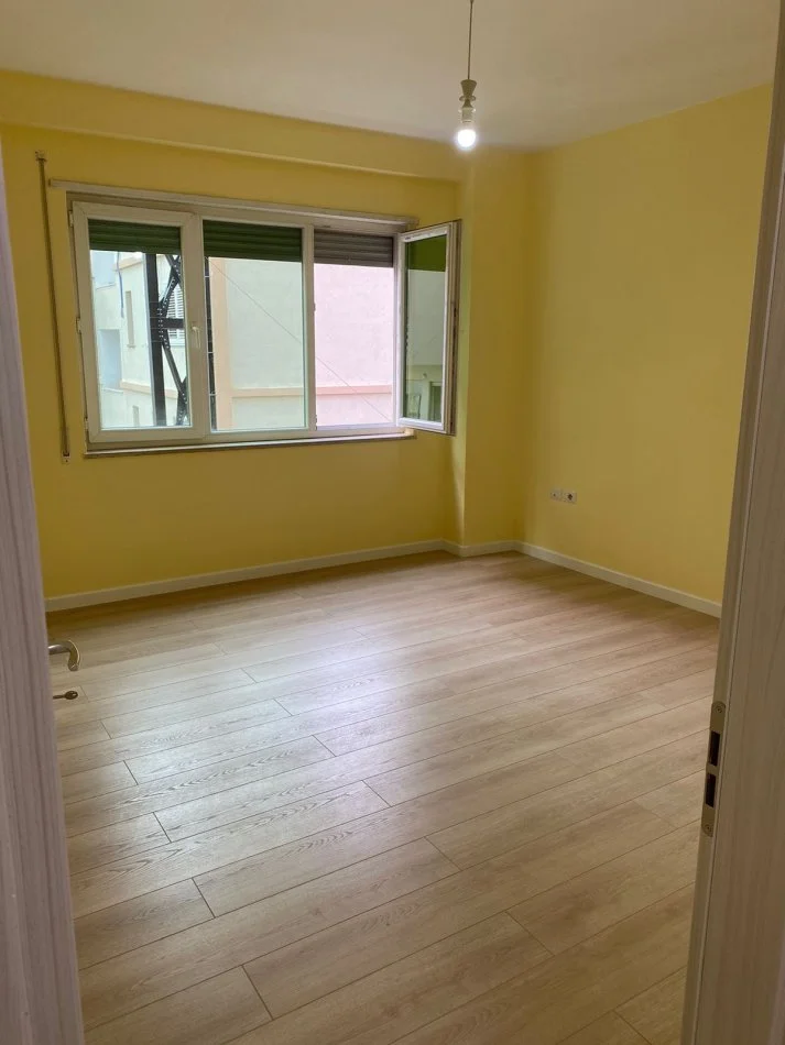 Tirane, jepet me qera zyre Kati 1, 80 m² 600 € (Selvia)
