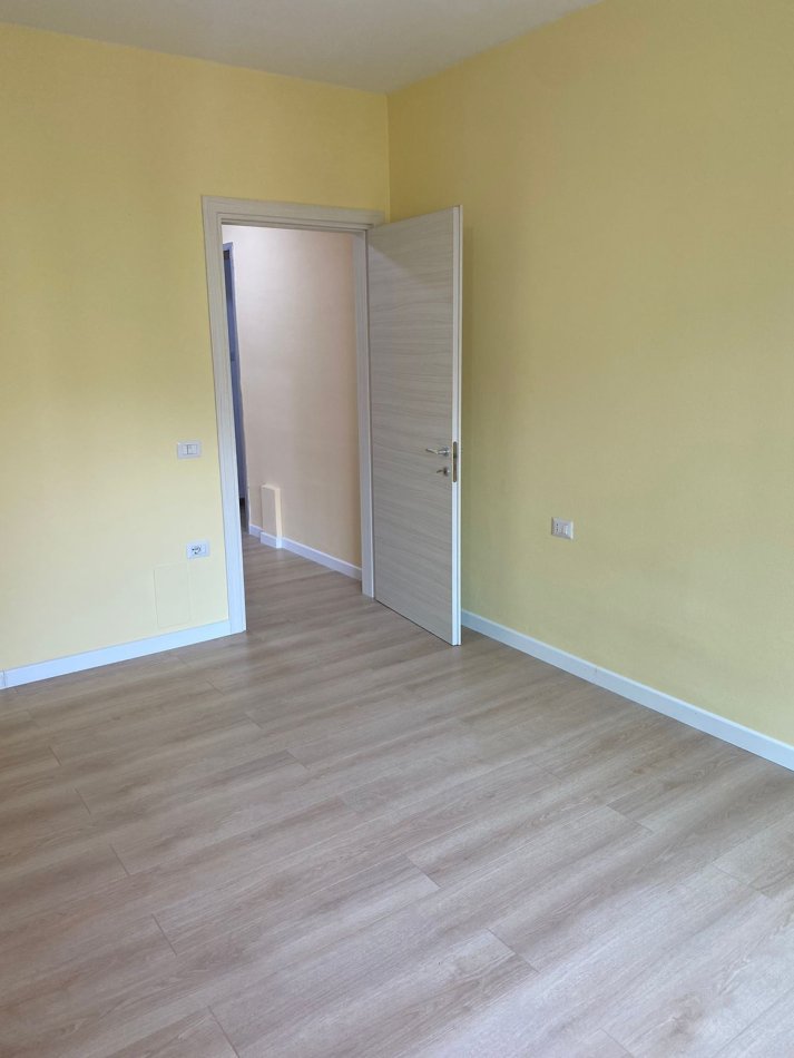 Tirane, jepet me qera zyre Kati 1, 80 m² 600 € (Selvia)