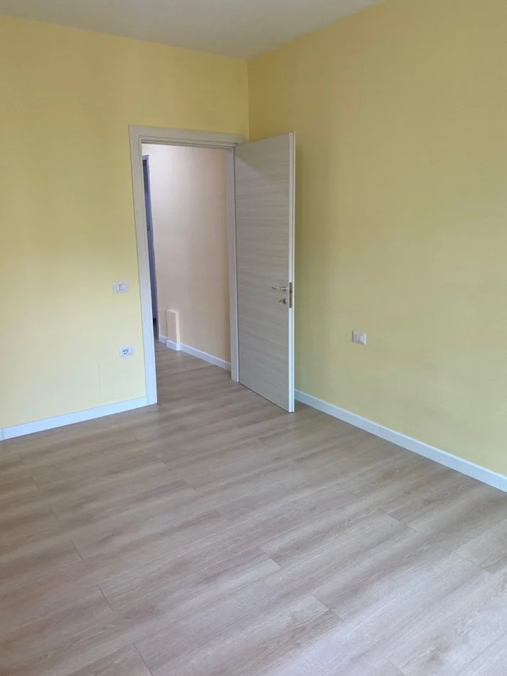 Tirane, jepet me qera zyre Kati 1, 80 m² 600 € (Selvia)
