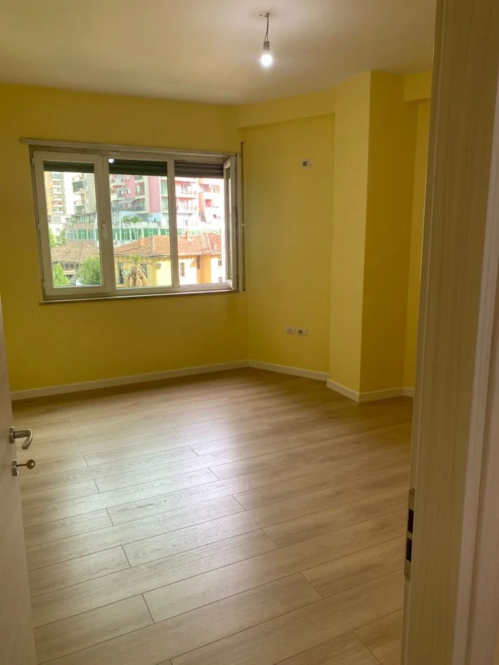 Tirane, jepet me qera zyre Kati 1, 80 m² 600 € (Selvia)
