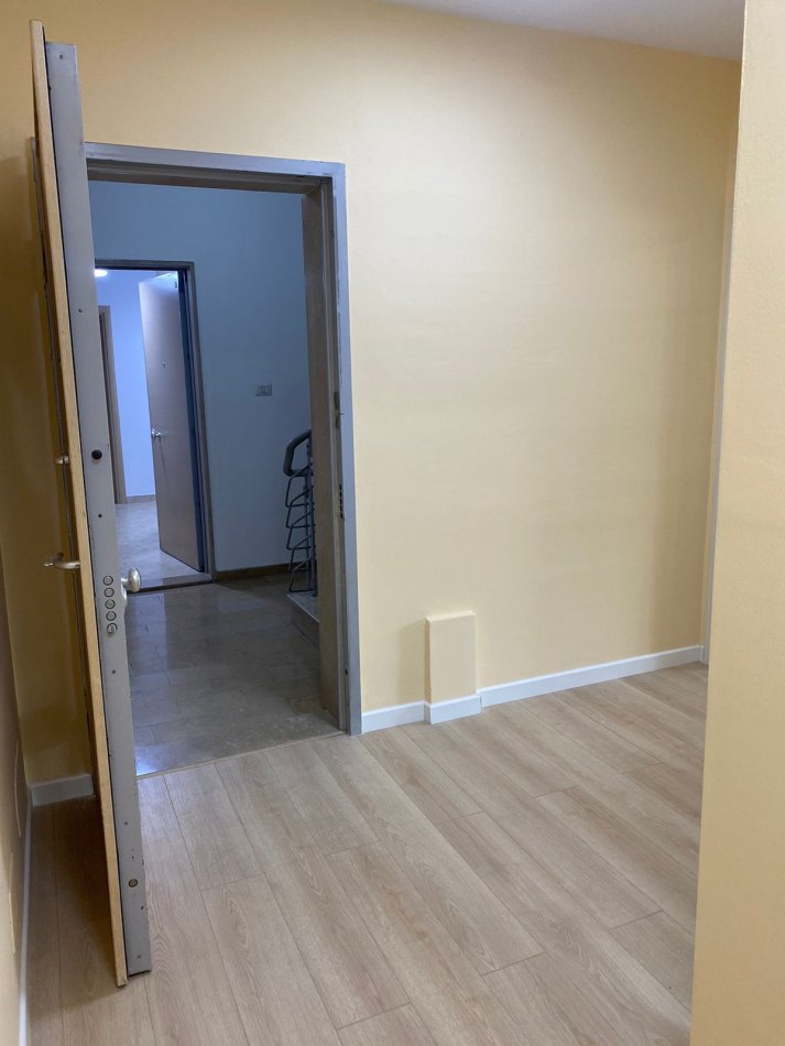 Tirane, jepet me qera zyre Kati 1, 80 m² 600 € (Selvia)