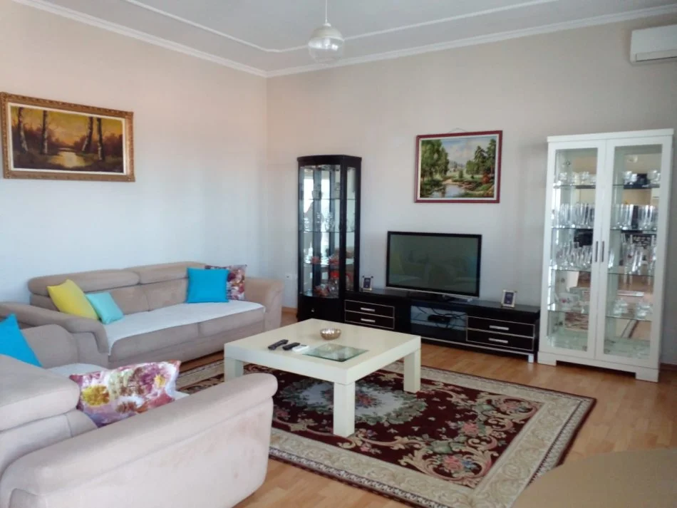 Tirane, Apartament 2+1  me qira Kati 3, 120 m² 600 € (Vilat amerikane)