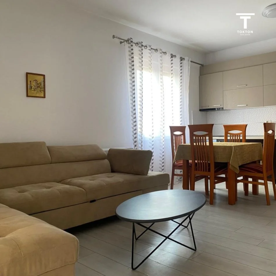 Tirane, jepet me qera apartament 2+1+Ballkon Kati 2, 69 m² 600 € (Liqeni i thate)