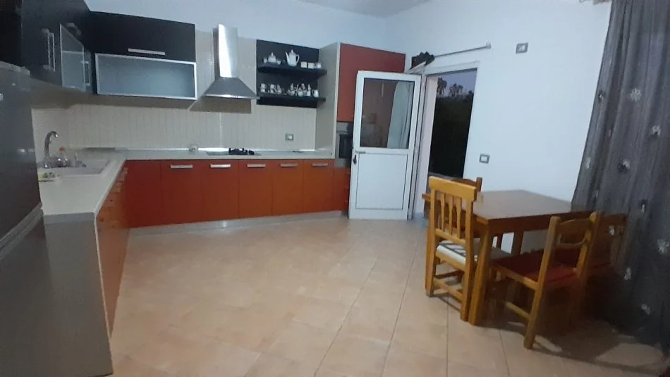 Tirane, Apartament 2+1 me qira Kati 2, 92 m² 400 € ( Mbi Rezidencen Amerikane)