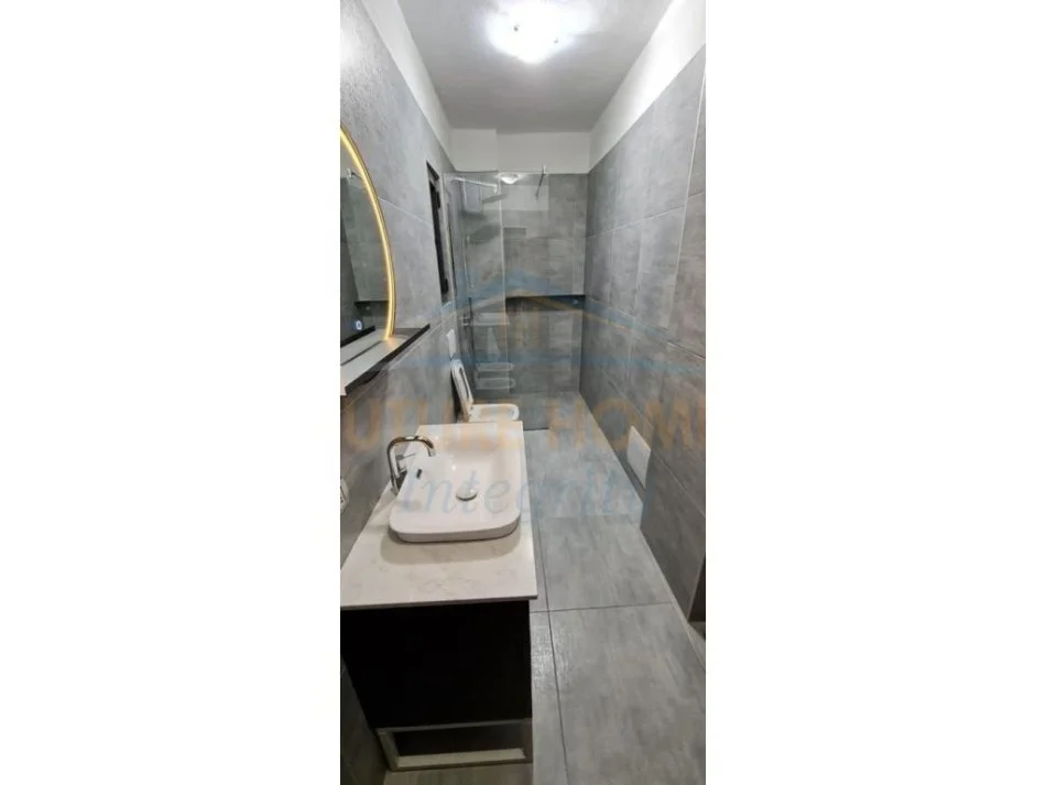 Tirane, jepet me qera apartament 3+1 Kati 7, 120 m² 700 € (QENDER,TIRANE)