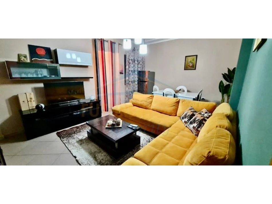 Tirane, jepet me qera apartament 3+1 Kati 7, 120 m² 700 € (QENDER,TIRANE)