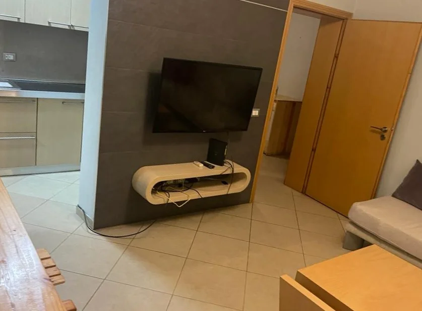 Tirane, jepet me qera apartament 2+1+Ballkon Kati 4, 70 m² 480 € (xhamlliku)