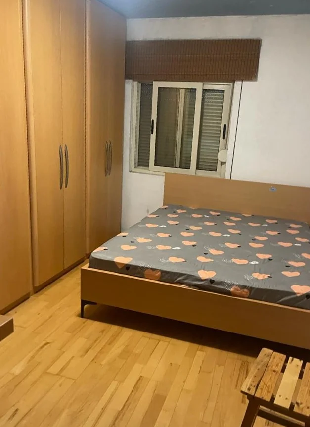 Tirane, jepet me qera apartament 2+1+Ballkon Kati 4, 70 m² 480 € (xhamlliku)