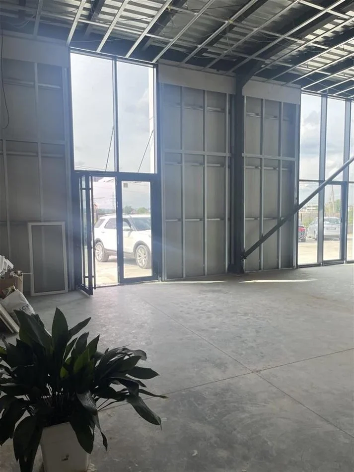 Tirane, jepet me qera magazine Kati 0, 200 m² 1.500 € (Mezez)