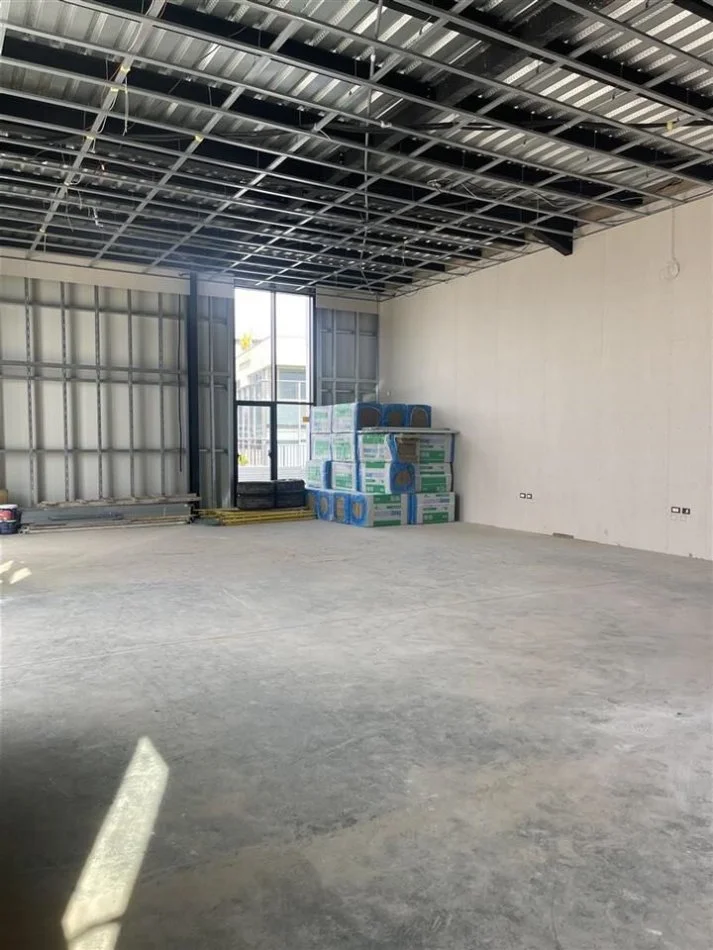 Tirane, jepet me qera magazine Kati 0, 200 m² 1.500 € (Mezez)