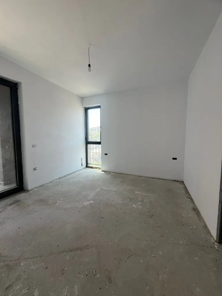 Tirane, shes apartament 2+1+Ballkon Kati 1, 98 m² 168.000 € (rruga ferit xhajko)