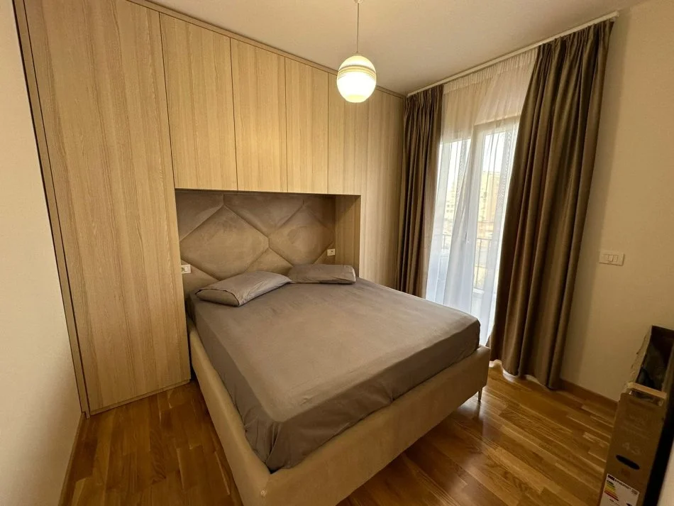 Tirane, jepet me qera apartament 2+1 Kati 6, 100 m² 700 € (Ali Dem)