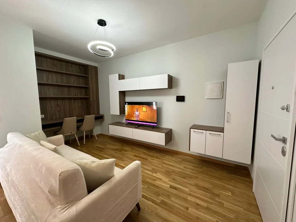 Tirane, jepet me qera apartament 2+1 Kati 6, 100 m² 700 € (Ali Dem)