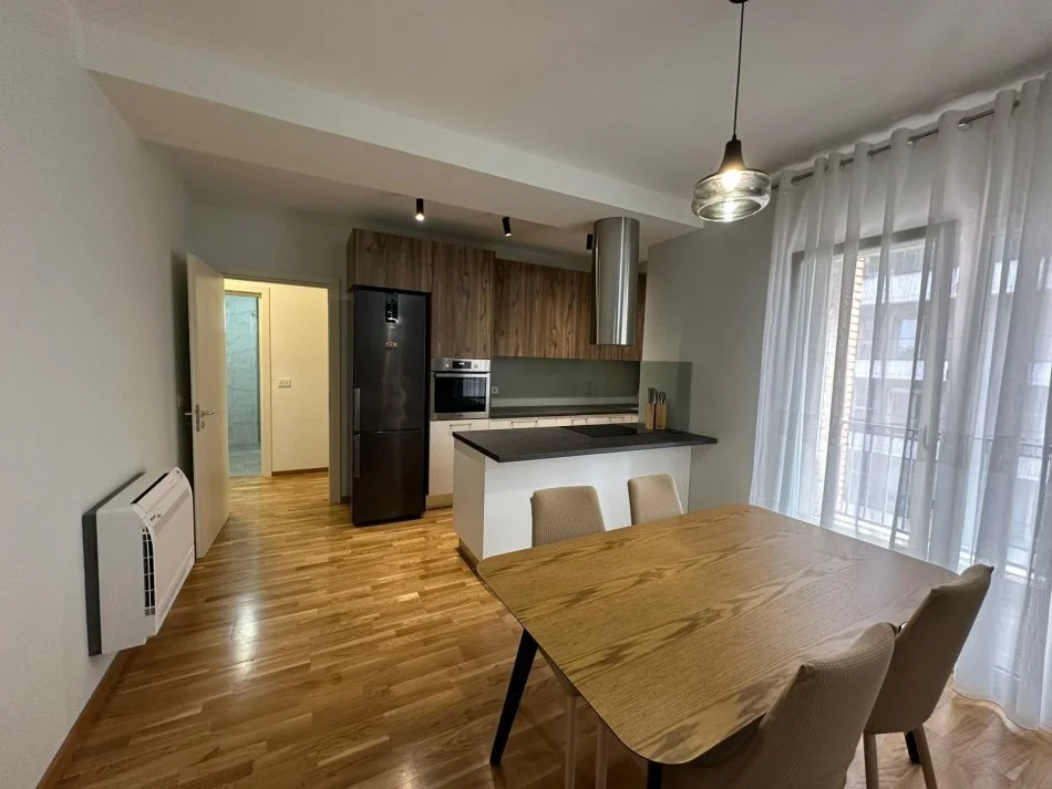 Tirane, jepet me qera apartament 2+1 Kati 6, 100 m² 700 € (Ali Dem)