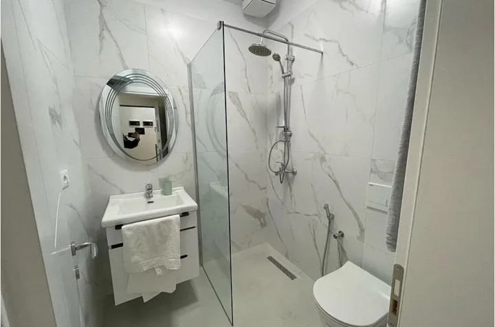 Tirane, jepet me qera garsonier Kati 3, 40 m² 500 € (Ne Qender te Tiranes)