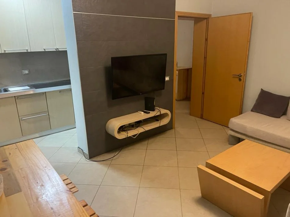 Tirane, jepet me qera 2+1 Kati 4, 70 m² 450 € (Rruga Kongresi i Manastirit)
