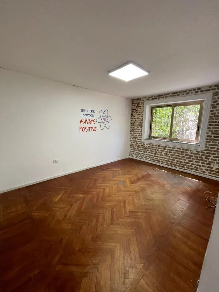 Tirane, jepet me qera ambjent biznesi Kati 1, 96 m² 1.000 € (Myslym Shyr)