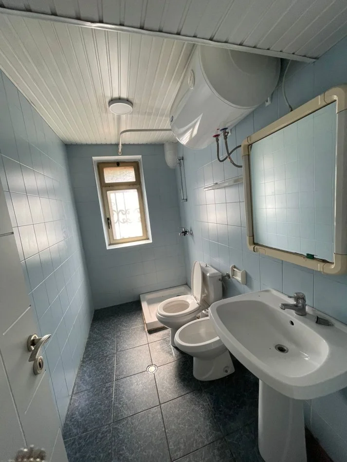 Tirane, jepet me qera ambjent biznesi Kati 1, 96 m² 1.000 € (Myslym Shyr)