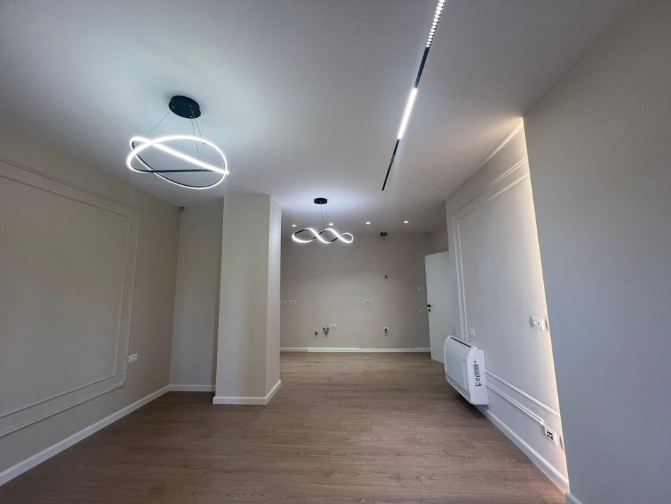 Tirane, shitet apartament 2+1+Ballkon Kati 3, 103 m² 255.000 € (Qender)