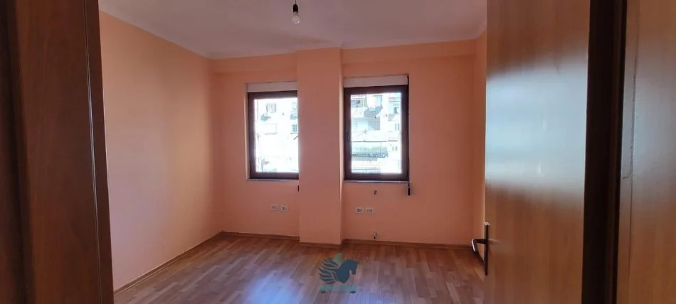 Tirane, jepet me qera apartament 2+1 Kati 4, 90 m² 470 € (Jepet Me Qera Apartament/Zyre 2+1 Tek Bulevardi Zogu 1 [ID P02141])