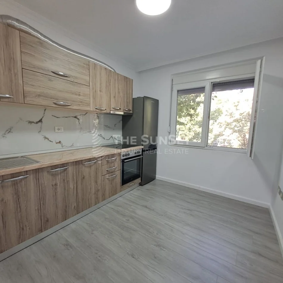 Tirane, Ambient biznesi me qira Kati 2, 83 m² 700 € (Rruga Elbasanit)