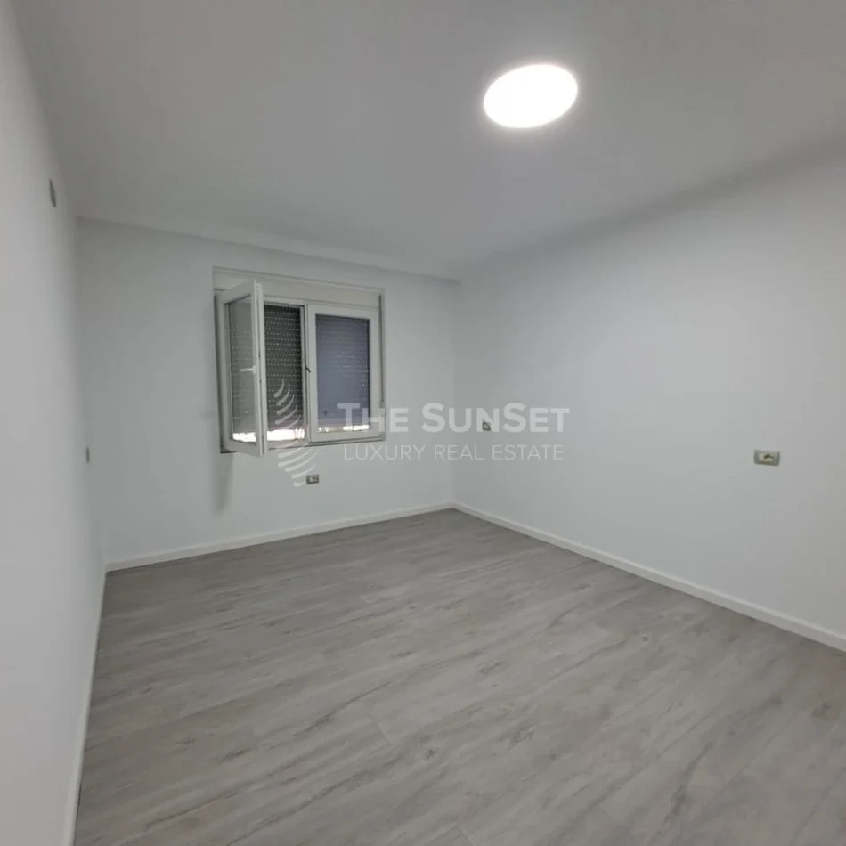 Tirane, Ambient biznesi me qira Kati 2, 83 m² 700 € (Rruga Elbasanit)