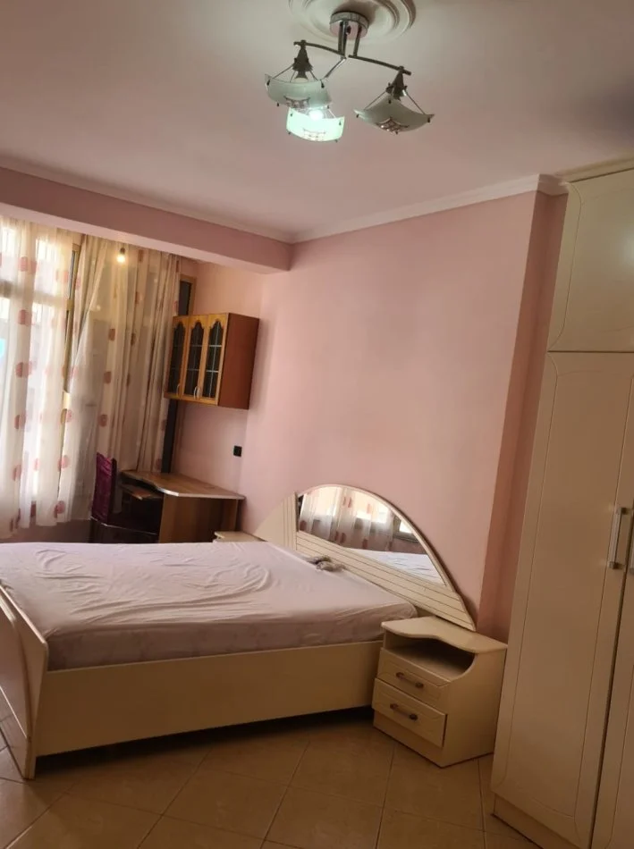 Tirane, jepet me qera apartament 2+1+Ballkon Kati 4, 100 m² 440 € (Astir)