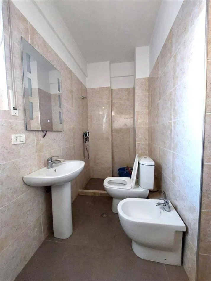Tirane, jepet me qera apartament 2+1 Kati 3, 120 m² 500 € (Kopshti Botanik)