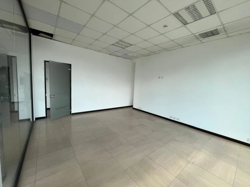 Tirane, jepet me qera ambjent biznesi Kati 1, 220 m² 3.300 € (Rruga e Kavajes)