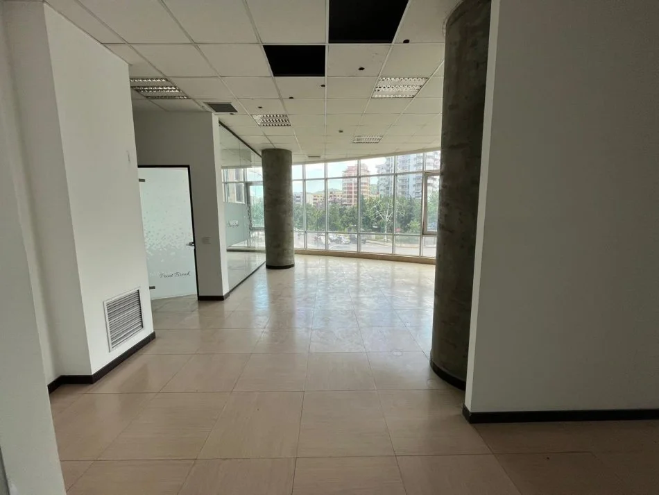 Tirane, jepet me qera ambjent biznesi Kati 1, 220 m² 3.300 € (Rruga e Kavajes)