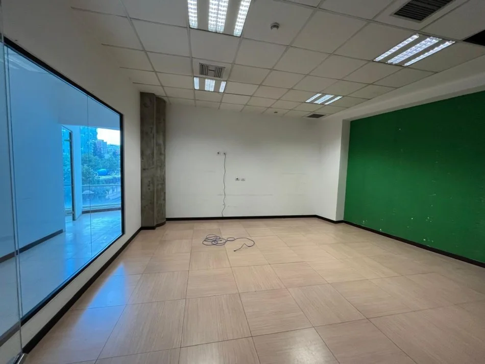 Tirane, jepet me qera ambjent biznesi Kati 1, 220 m² 3.300 € (Rruga e Kavajes)