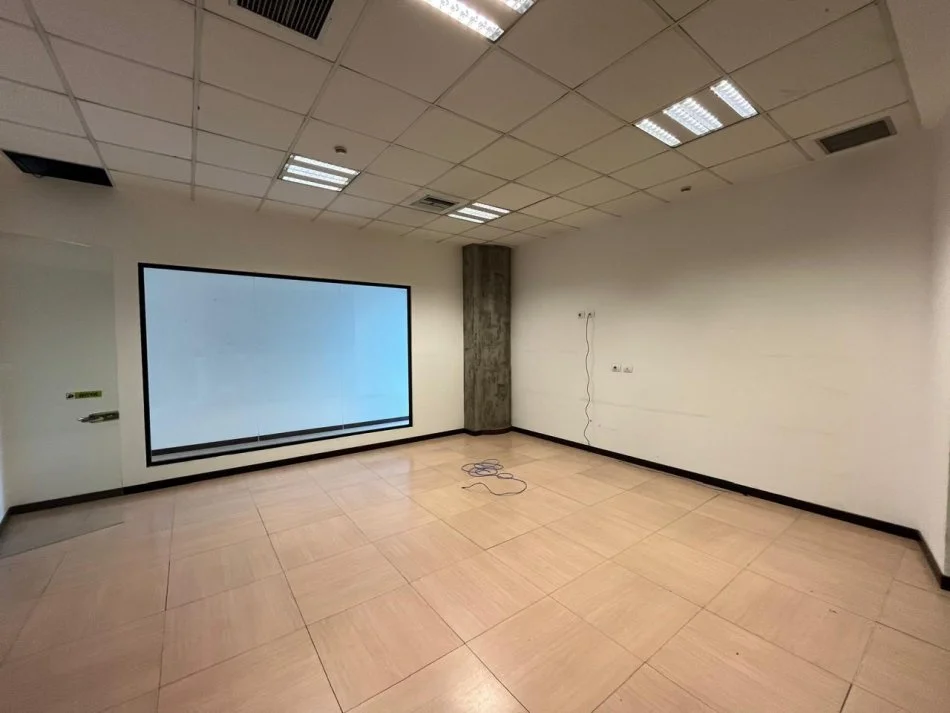 Tirane, jepet me qera ambjent biznesi Kati 1, 220 m² 3.300 € (Rruga e Kavajes)
