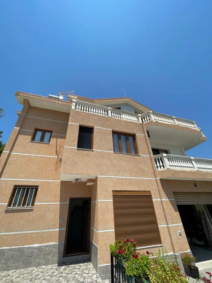 Tirane, shitet Vile 4+1+Ballkon , 470 m² 350.000 € (vore)