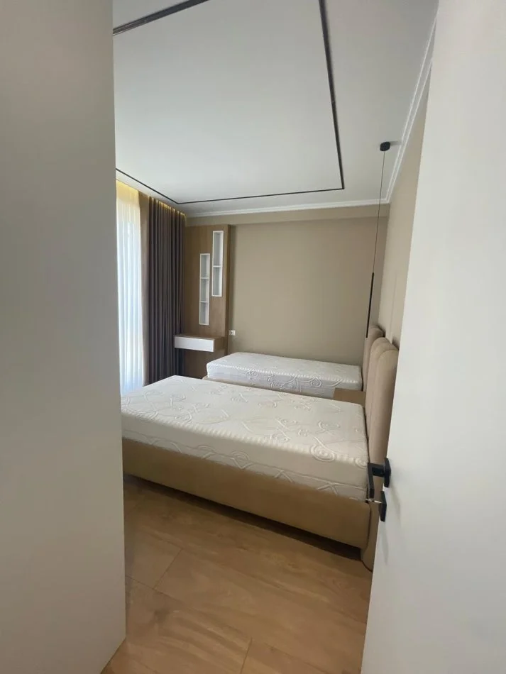 Tirane, jepet me qera apartament 3+1 Kati 1, 150 m² 1.800 € (Liqeni i Thatë.)  TT 1168