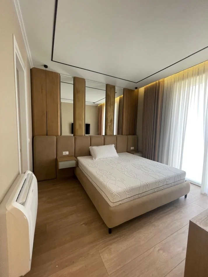 Tirane, jepet me qera apartament 3+1 Kati 1, 150 m² 1.800 € (Liqeni i Thatë.)  TT 1168