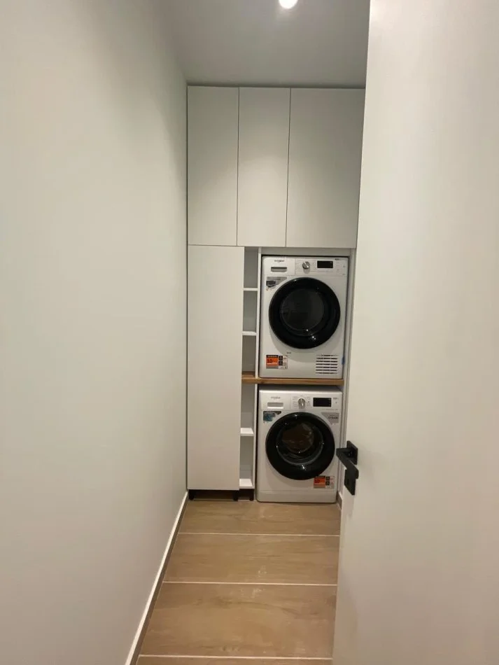 Tirane, jepet me qera apartament 3+1 Kati 1, 150 m² 1.800 € (Liqeni i Thatë.)  TT 1168